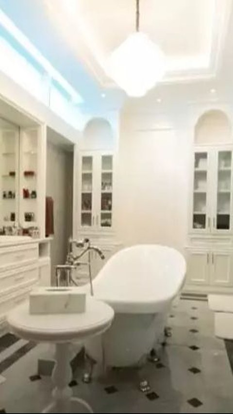 10 Luxurious Bathroom Portraits Rp1.5 Billion Owned by Skincare Boss, Like King and Queen Baths
