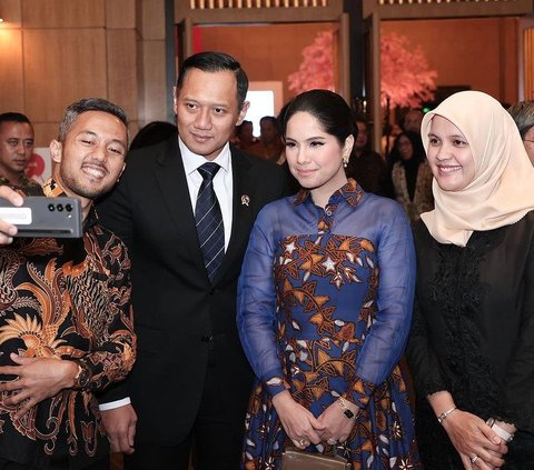 Portrait of Anggun Annisa Pohan accompanying her husband in his first duty as a Minister