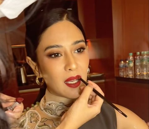 Potret Makeup Garang Dian Sastro dengan Lipstik Merah nan Berani