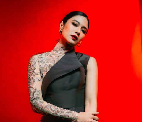 Potret Makeup Garang Dian Sastro dengan Lipstik Merah nan Berani