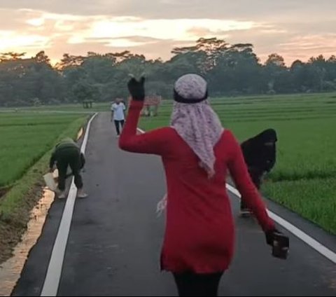 Jalan di Kampung Ini Bersih dan Mulus Banget Karena Sering Dipel, Viewnya Menakjubkan Bikin Melongo