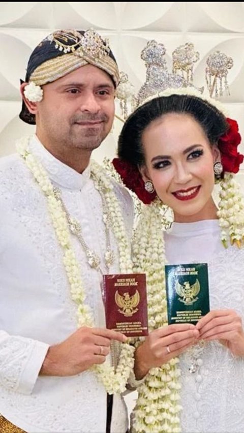 <b>8 Potret Mesra Mike Lucock Pemain Bidadari Surgamu dan Istri, Jarang Terekspos</b>