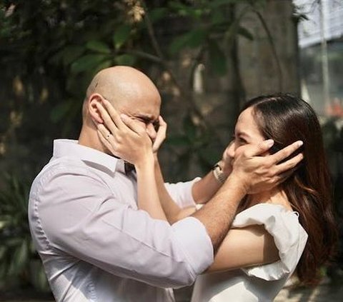 8 Potret Mesra Mike Lucock Pemain Bidadari Surgamu dan Istri, Jarang Terekspos