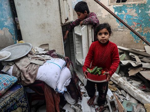 FOTO: Pilu Pengungsi Palestina di Rafah, Mengais Sisa-Sisa Makanan hingga Barang Berharga di Tengah Reruntuhan Usai Serangan Udara Israel