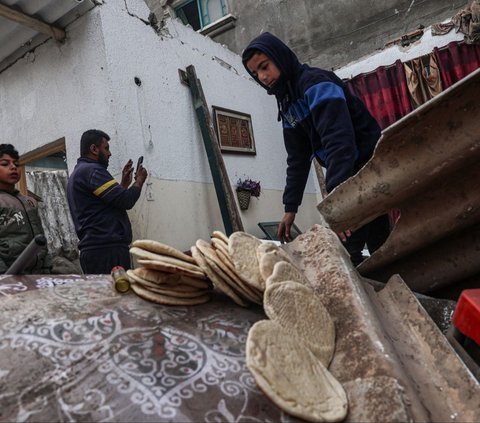 FOTO: Pilu Pengungsi Palestina di Rafah, Mengais Sisa-Sisa Makanan hingga Barang Berharga di Tengah Reruntuhan Usai Serangan Udara Israel