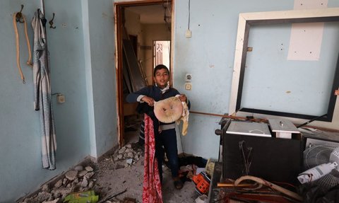 FOTO: Pilu Pengungsi Palestina di Rafah, Mengais Sisa-Sisa Makanan hingga Barang Berharga di Tengah Reruntuhan Usai Serangan Udara Israel