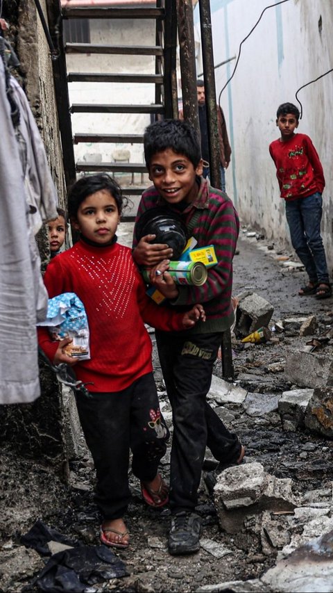 FOTO: Pilu Pengungsi Palestina di Rafah, Mengais Sisa-Sisa Makanan hingga Barang Berharga di Tengah Reruntuhan Usai Serangan Udara Israel