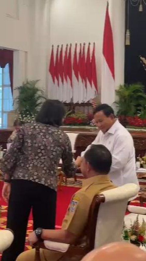 Momen Sri Mulyani Salami Prabowo Sampai Kaget Usai Disapa Luhut di Istana<br>