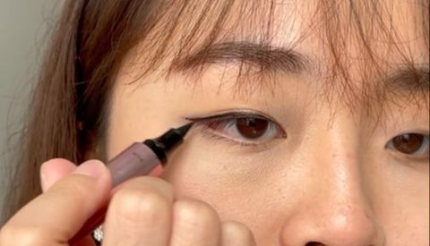 2. Use Marker-shaped Eyeliner