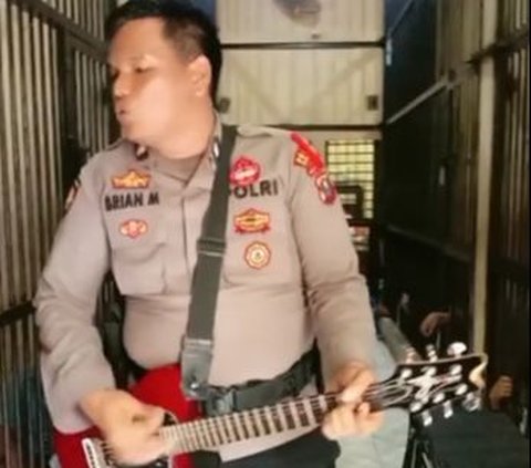 Seru Banget! Momen Polisi Main Musik sambil Duet dengan Tahanan Wanita di Lapas Ini Curi Perhatian