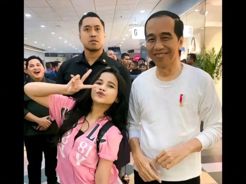 Woman's Viral Photo with Free Style Beside Jokowi, Said to Feel Like Bestie