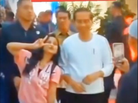 Woman's Viral Photo with Free Style Beside Jokowi, Said to Feel Like Bestie