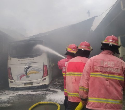 Bengkel di Denpasar Diamuk Si Jago Merah, 5 Bus dan 1 Motor Terbakar