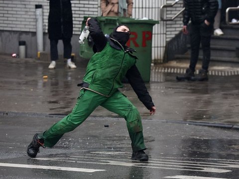 FOTO: Demo Petani Eropa Ricuh, Aksi Bakar Ban hingga Sebar Jerami ke Jalanan Bikin Kota Brussel Mencekam