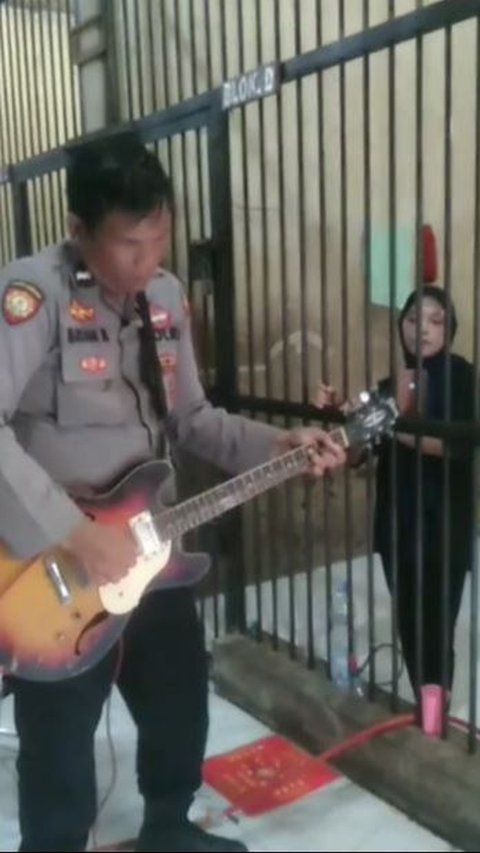 <b>Seru Banget! Momen Polisi Main Musik sambil Duet dengan Tahanan Wanita di Lapas Ini Curi Perhatian</b><br>
