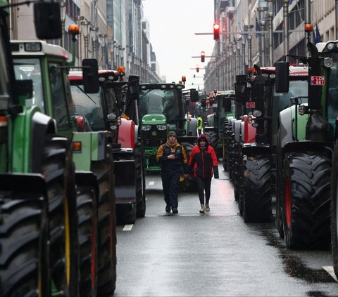 FOTO: Demo Petani Eropa Ricuh, Aksi Bakar Ban hingga Sebar Jerami ke Jalanan Bikin Kota Brussel Mencekam