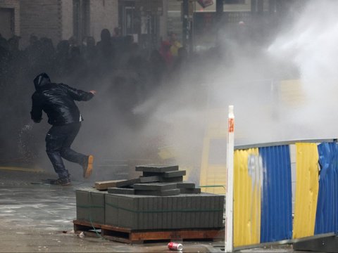 FOTO: Demo Petani Eropa Ricuh, Aksi Bakar Ban hingga Sebar Jerami ke Jalanan Bikin Kota Brussel Mencekam