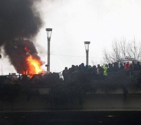 FOTO: Demo Petani Eropa Ricuh, Aksi Bakar Ban hingga Sebar Jerami ke Jalanan Bikin Kota Brussel Mencekam