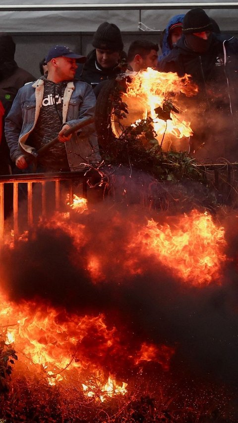 FOTO: Demo Petani Eropa Ricuh, Aksi Bakar Ban hingga Sebar Jerami ke Jalanan Bikin Kota Brussel Mencekam<br>