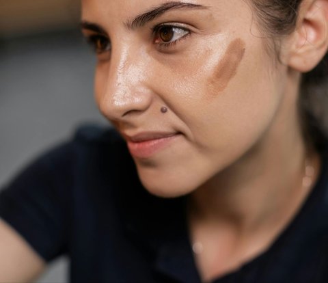 Avoid 3 Things When Contouring Your Face, for Maximum Sharp Cheeks