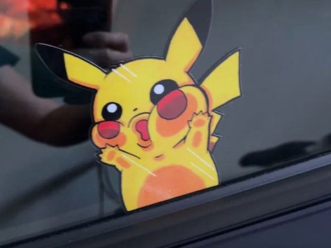 Pada kaca mobil, Pikachu terdapat