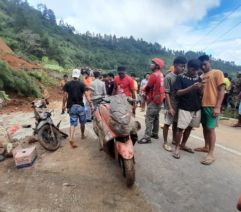 Tanah Longsor Tewaskan 4 Orang dan Putus Jalan di Luwu, Ratusan Polisi Dikerahkan Bantu Evakuasi