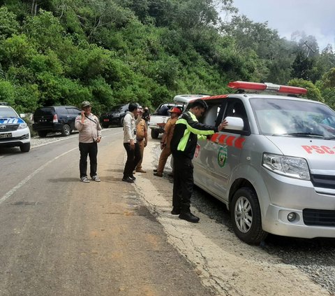 Tanah Longsor Tewaskan 4 Orang dan Putus Jalan di Luwu, Ratusan Polisi Dikerahkan Bantu Evakuasi