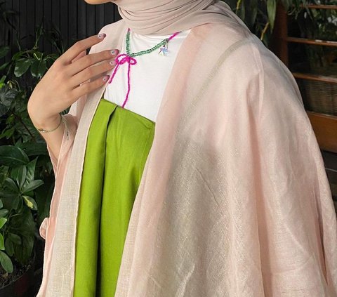 Cute Style Hijaber with a Touch of Green, Looks Super Fresh