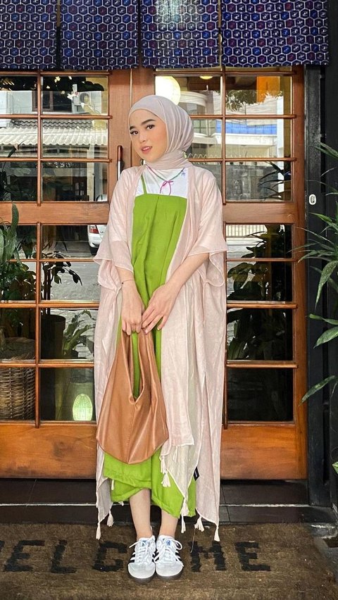 Cute Style Hijaber with a Touch of Green, Looks Super Fresh