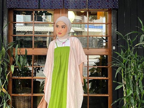 Cute Style Hijaber with a Touch of Green, Looks Super Fresh