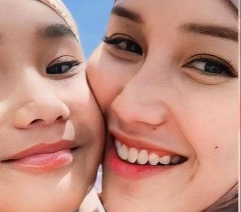 Potret Cantik Ayu Ting Ting & Bilqis Tampil Pakai Mukena, Wajah Disebut Makin Mirip Bak Pinang Dibelah Dua