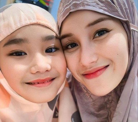 Potret Cantik Ayu Ting Ting & Bilqis Tampil Pakai Mukena, Wajah Disebut Makin Mirip Bak Pinang Dibelah Dua