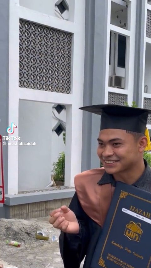 Datang ke Wisuda Mahasiswa yang Orang Tuanya Tak Bisa Hadir, Aksi Dosen Ini Tuai Pujian