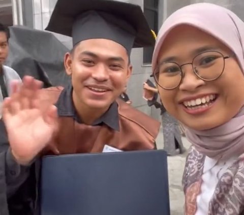 Datang ke Wisuda Mahasiswa yang Orang Tuanya Tak Bisa Hadir, Aksi Dosen Ini Tuai Pujian