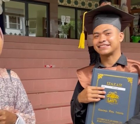 Datang ke Wisuda Mahasiswa yang Orang Tuanya Tak Bisa Hadir, Aksi Dosen Ini Tuai Pujian