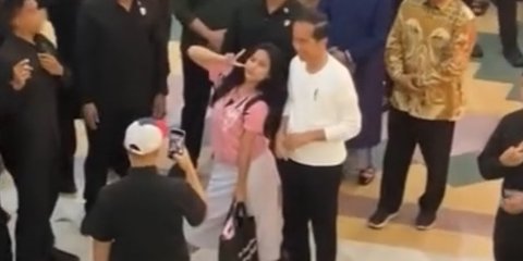 Viral Perempuan Foto Bareng Presiden Jokowi dengan Gaya Santai, Ekspresi Paspampres Jadi Sorotan