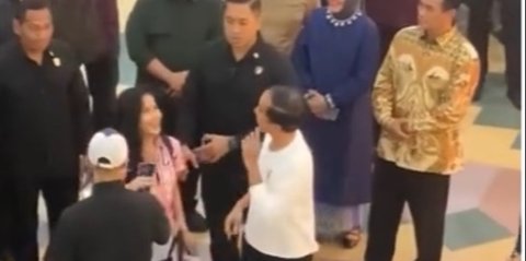 Viral Perempuan Foto Bareng Presiden Jokowi dengan Gaya Santai, Ekspresi Paspampres Jadi Sorotan