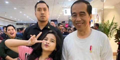 Viral Perempuan Foto Bareng Presiden Jokowi dengan Gaya Santai, Ekspresi Paspampres Jadi Sorotan