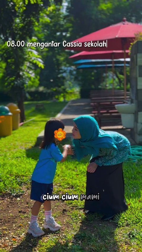 Pukul 08.00 pagi, Chacha Frederica turut mengantarkan putrinya, Cassia, ke sekolah di Semarang.