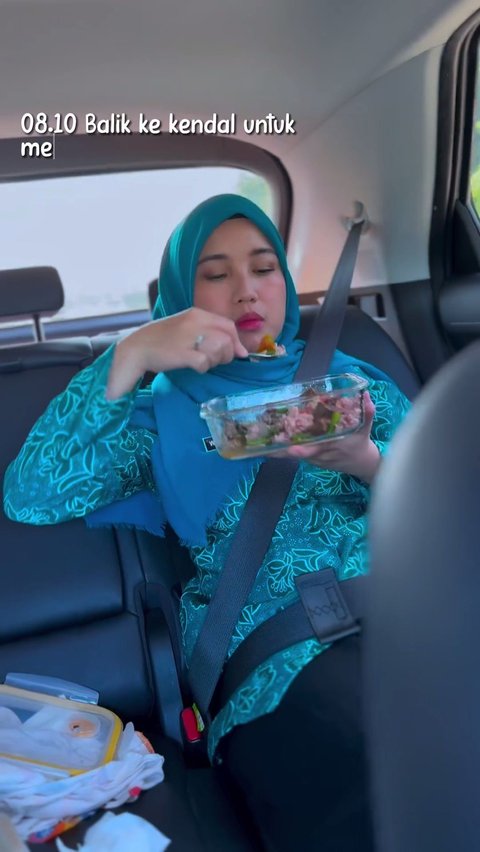 Dalam perjalanannya dari Kendal ke Semarang, Chacha Frederica memutuskan untuk sarapan di perjalanan.