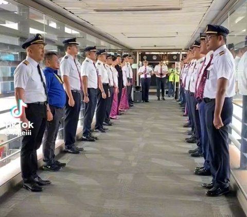 Di awal video, tampak para pilot juniornya berbaris di garbarata. Ada juga beberapa pramugari dan orang-orang dari maskapai. Mereka tampak berdiri dalam posisi siap untuk menyambut Captain Jakto Subiakto yang hari itu akan pensiun.