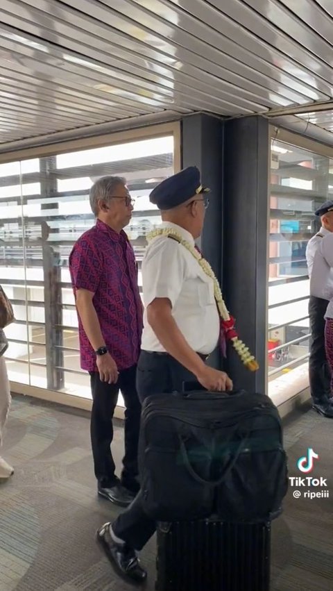 Curi Perhatian, Begini Momen Last Flight Sekaligus Perpisahan Seorang Pilot Senior