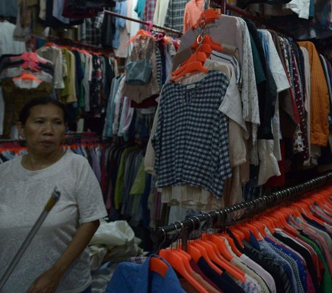Pasang Surut Pedagang Pakaian Thrift di TikTok Shop