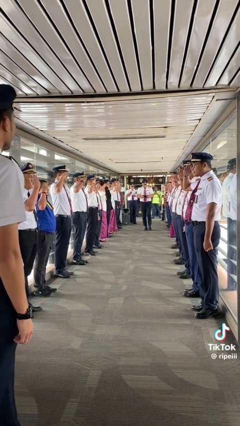 Saat iring-iringan mulai berjalan, para pilot dan pramugari pun memberi hormat pada Capt Jakto yang akan pensiun setelah mengabdikan hidupnya sebagai pilot selama puluhan tahun.