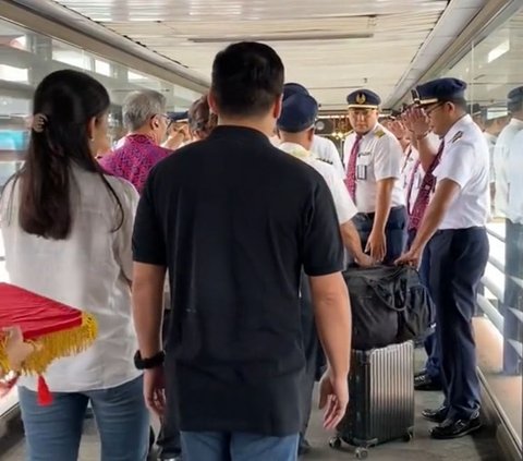 Curi Perhatian, Begini Momen Last Flight Sekaligus Perpisahan Seorang Pilot Senior