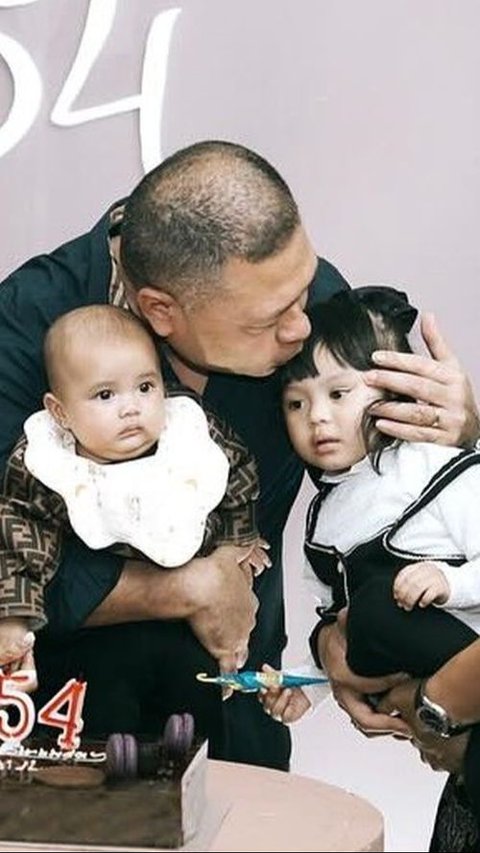 Momen Kehangatan Raul Lemos Bersama Ameena dan Azura, Dua Cucu Cantiknya Gemesin Banget!