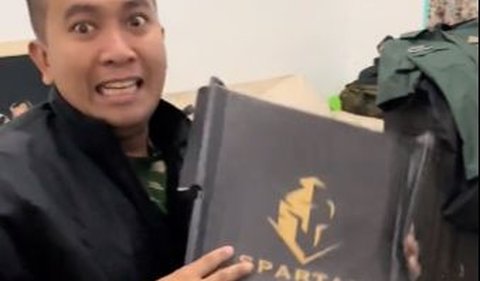 “Wih! Spartan bos, keren nih! Kok kamu tahu sepatu bagus?,” ucap suaminya.<br>