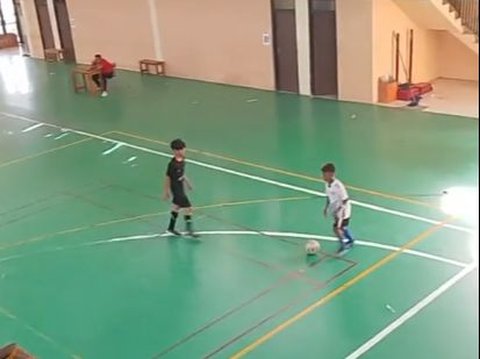 Lakukan Rainbow Flick untuk Lewati Lawan, Aksi Bocah saat Main Futsal Ini Jadi Sorotan