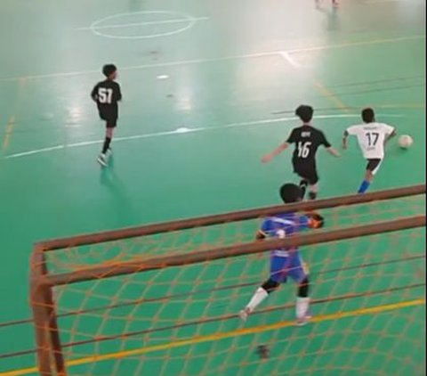 Lakukan Rainbow Flick untuk Lewati Lawan, Aksi Bocah saat Main Futsal Ini Jadi Sorotan