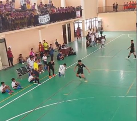 Lakukan Rainbow Flick untuk Lewati Lawan, Aksi Bocah saat Main Futsal Ini Jadi Sorotan